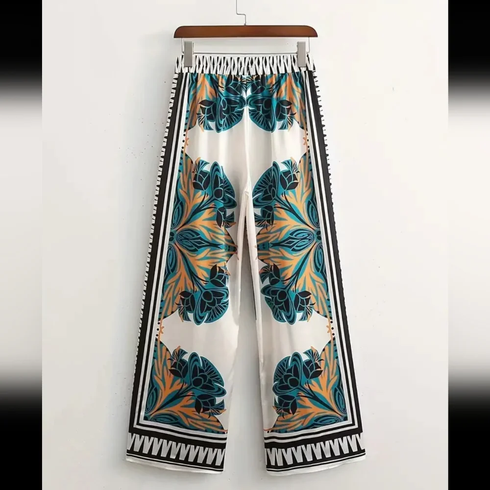 Woman Ethnic print two piece set (M top, L bottom) - Picture 3 of 7